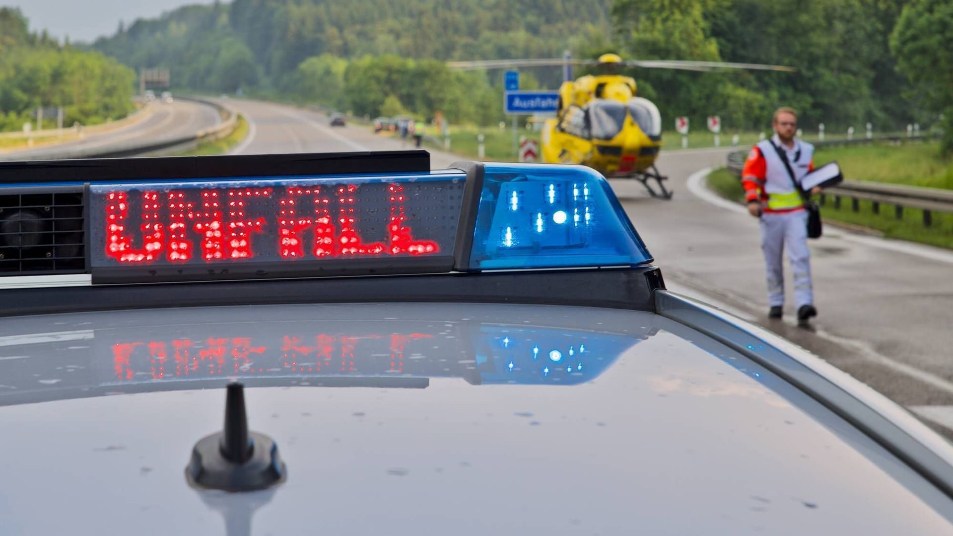 Ein Polizeiauto warnt vor einem Unfall auf der Autobahn (Symbolbild): Die Vollsperrung konnte nach einiger Zeit wieder aufgehoben werden.