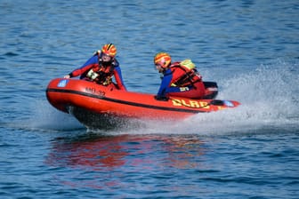 Wasserretter der Deutschen Lebens-Rettungs-Gesellschaft (DLRG): In einem Schnellboot fahren sie über einen See.