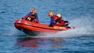 Wasserretter der Deutschen Lebens-Rettungs-Gesellschaft (DLRG): In einem Schnellboot fahren sie über einen See.