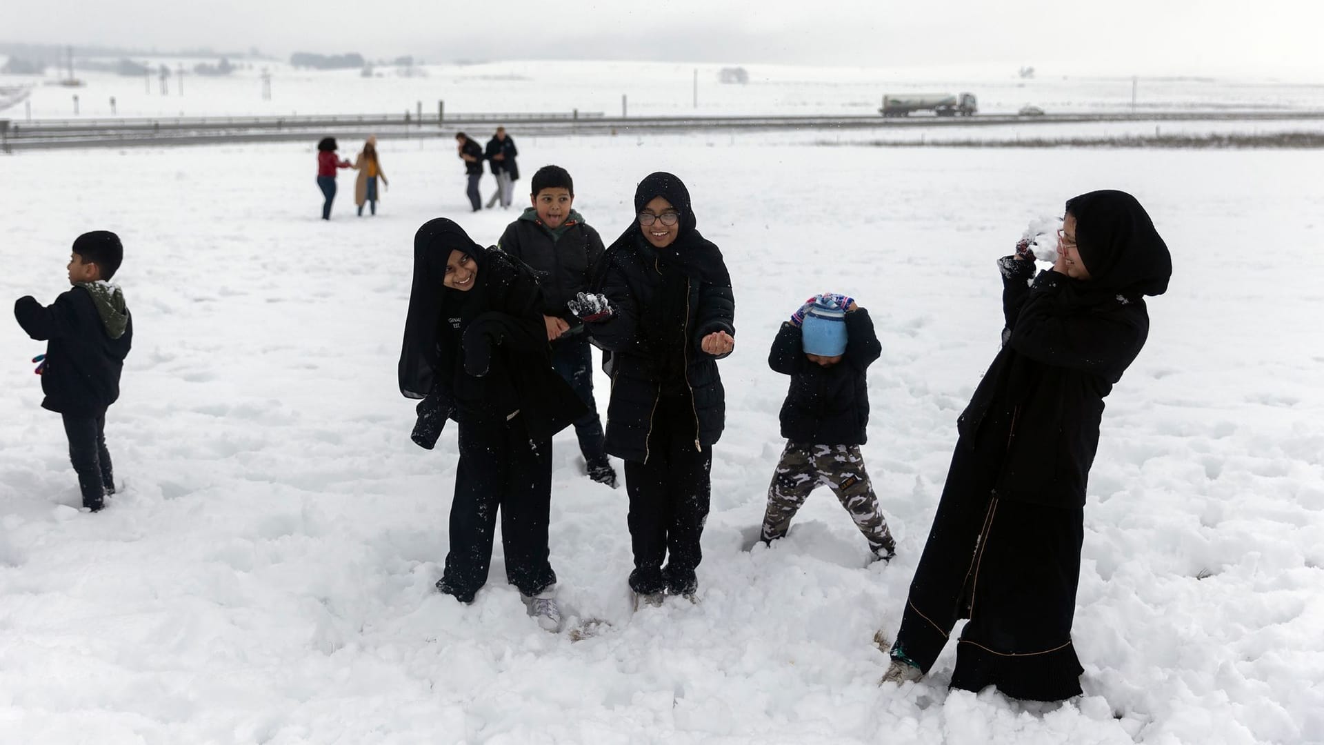 Südafrika: Menschen spielen in Durban im Schnee.