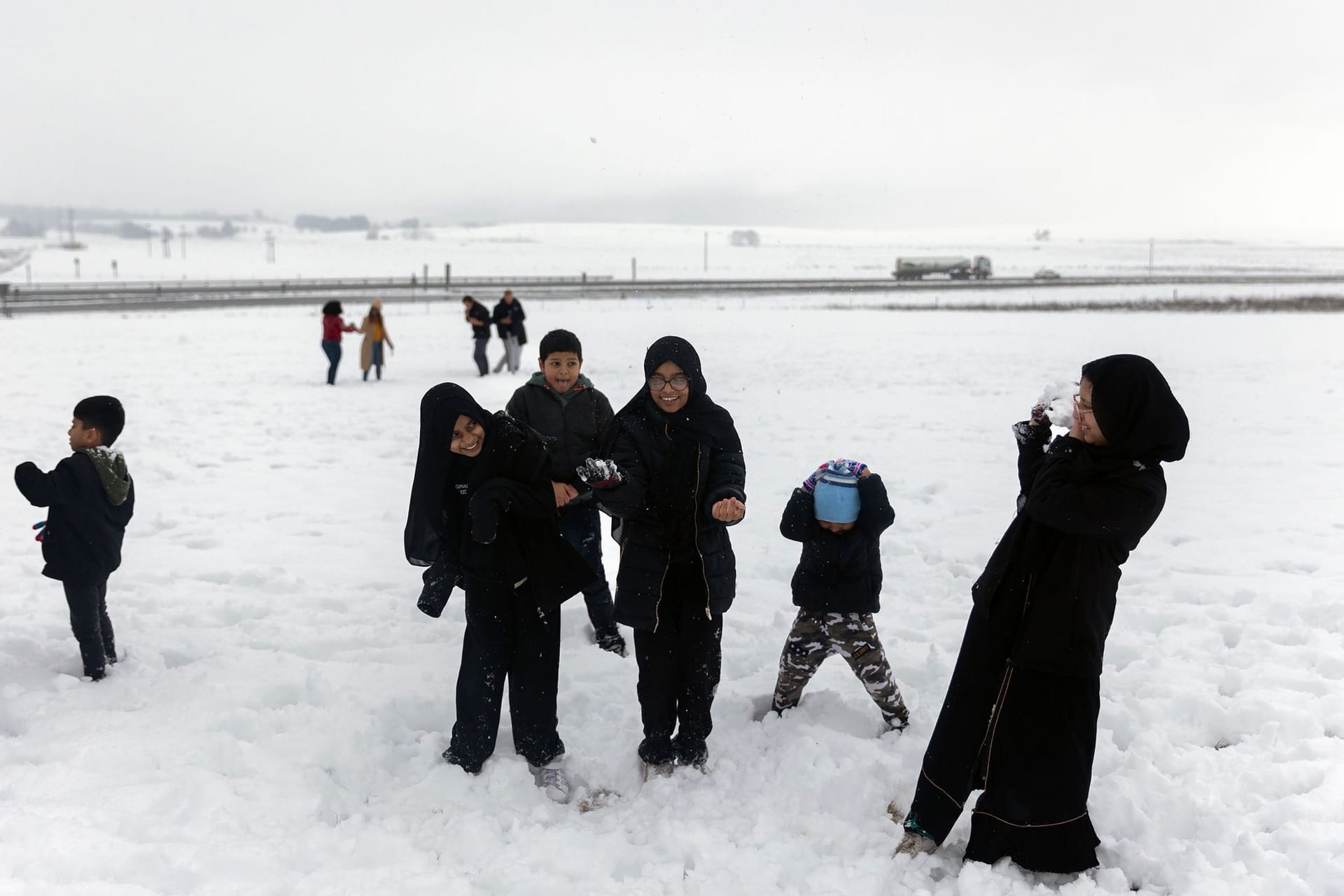 Südafrika: Menschen spielen in Durban im Schnee.