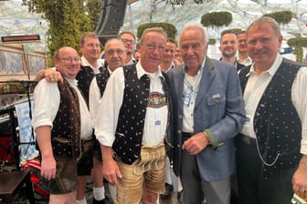 Alois Altmann (vorne links) und seine Isarspatzen: Die Kapelle macht im Hofbräu-Zelt von Seniorwirt Günter Steinberg Stimmung.