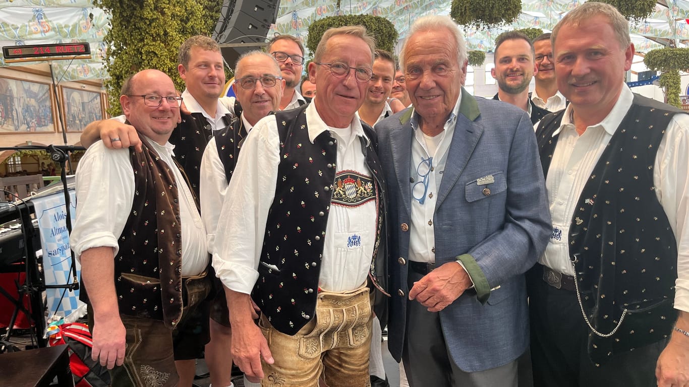 Alois Altmann (vorne links) und seine Isarspatzen: Die Kapelle macht im Hofbräu-Zelt von Seniorwirt Günter Steinberg Stimmung.