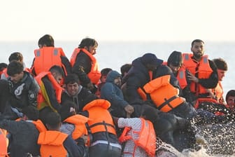 Beim Kentern eines Flüchtlingsboots hat es im Ärmelkanal nach Angaben von Frankreichs Innenminister Gérald Darmanin zwölf Tote gegeben.