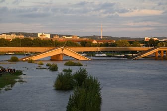 Die Abriss- und Räumungsarbeiten an der zum Teil eingestürzten Dresdner Carolabrücke sollen auf der Neustädter Seite bis zum Abend abgeschlossen sein.