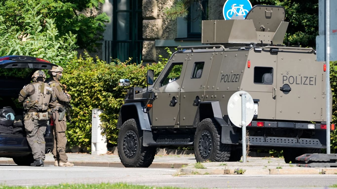 Polizisten mit einem Spezialfahrzeug: Die Polizei ist im Großeinsatz.