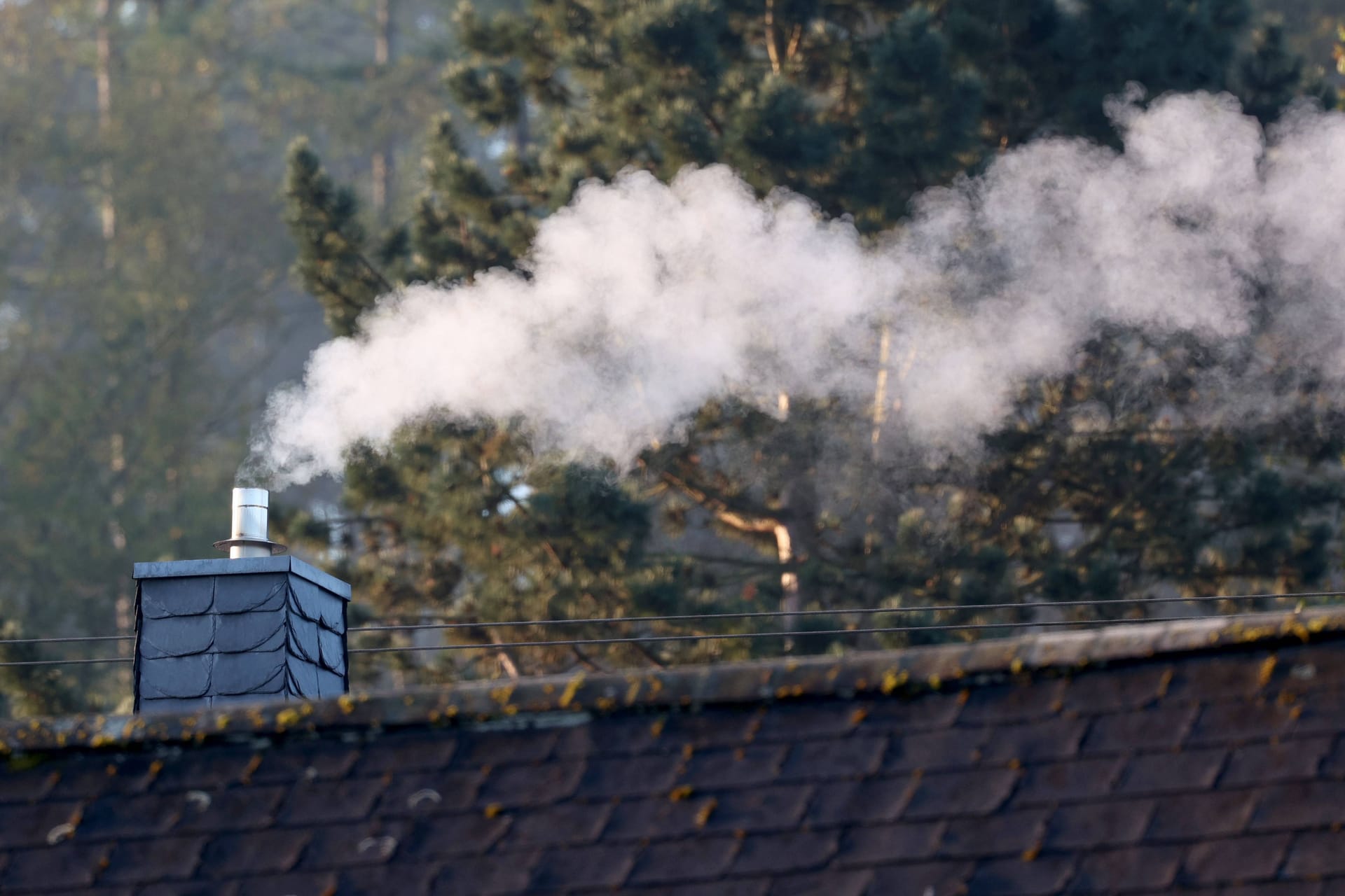 Dampfender Schornstein auf einem Haus (Symbolbild): In den kommenden Tagen wird es wieder deutlich kälter in der Region.