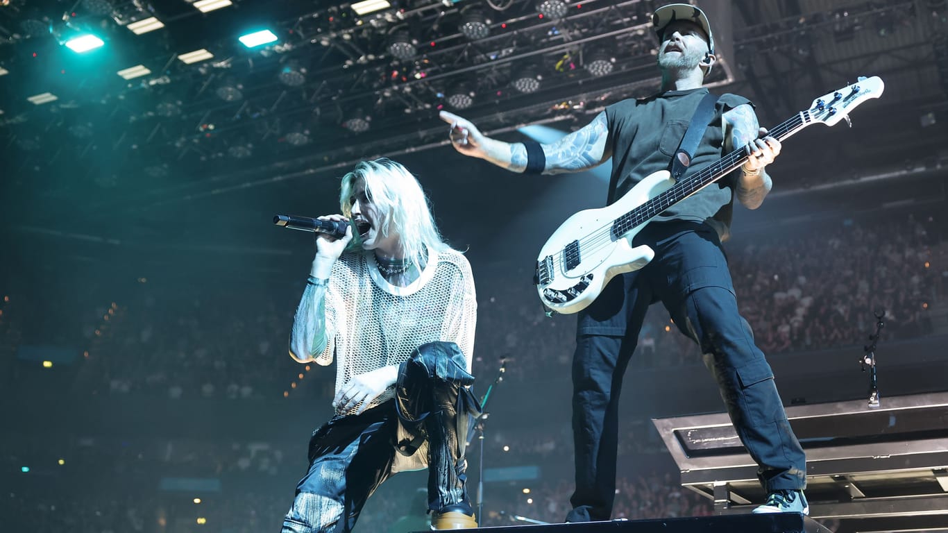 Sängerin Emily Armstrong (l.) und Bassist Dave Farrell: Linkin Park begeisterte die Fans in Hamburg mit einer zweistündigen Show.