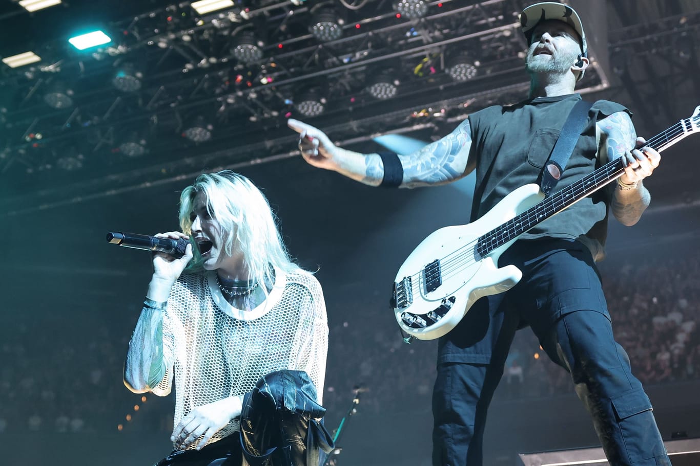 Sängerin Emily Armstrong (l.) und Bassist Dave Farrell: Linkin Park begeisterte die Fans in Hamburg mit einer zweistündigen Show.