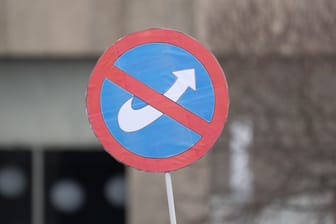 Durchgestrichenes Logo der AfD (Symbolbild): Die Veranstaltung der AfD in einem Stadtteilzentrum in Hannover hat eine Gegendemo auf den Plan gerufen.