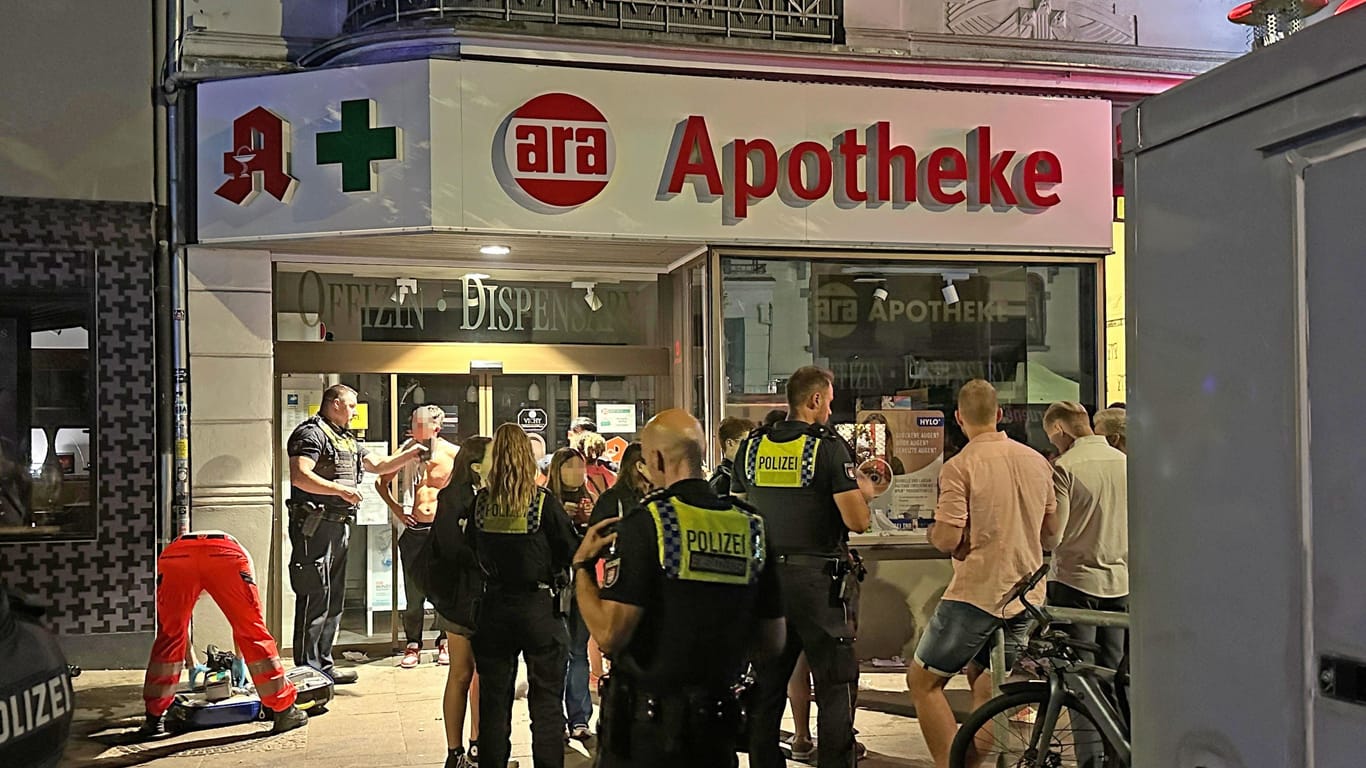 Polizisten befragen Zeugen am Tatort: Der Auslöser des Streits war vermutlich übermäßiger Alkoholkonsum.