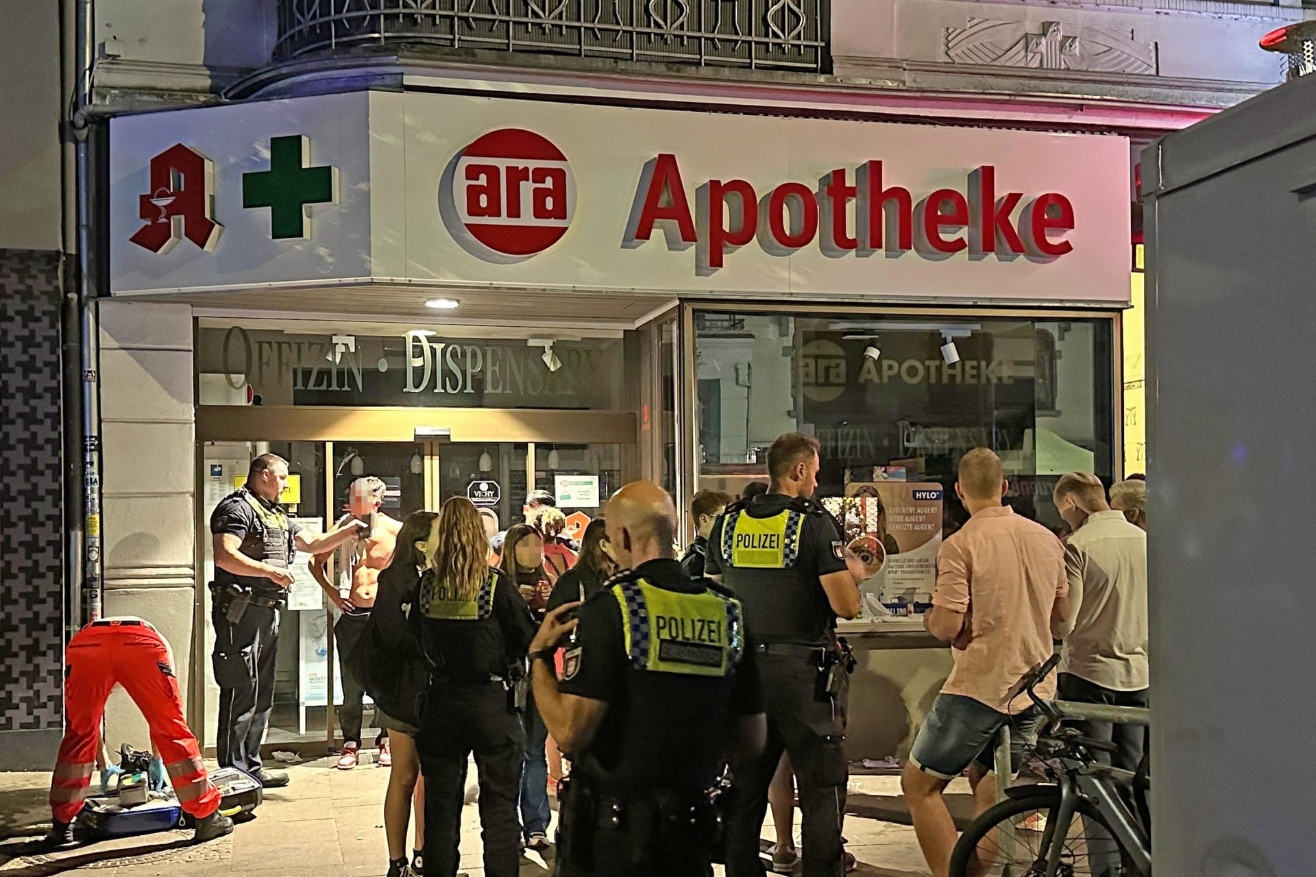 Polizisten befragen Zeugen am Tatort: Der Auslöser des Streits war vermutlich übermäßiger Alkoholkonsum.