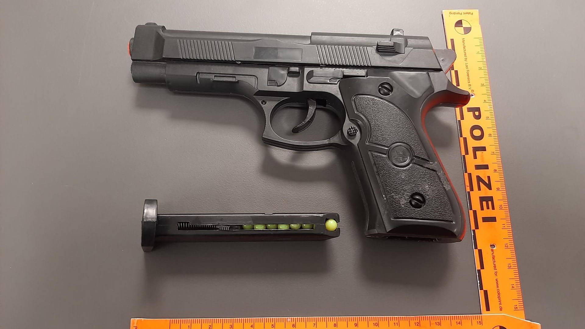 Der Tatverdächtige soll die Softair-Waffe mehreren Passanten vor das Gesicht gehalten haben (Symbolbild). Der Tatverdächtige soll die Softair-Waffe mehreren Passanten vor das Gesicht gehalten haben (Symbolbild).