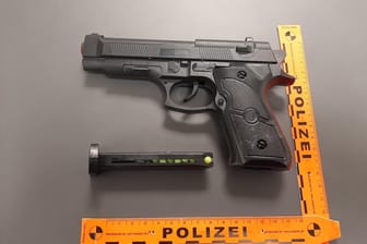 Der Tatverdächtige soll die Softair-Waffe mehreren Passanten vor das Gesicht gehalten haben (Symbolbild).