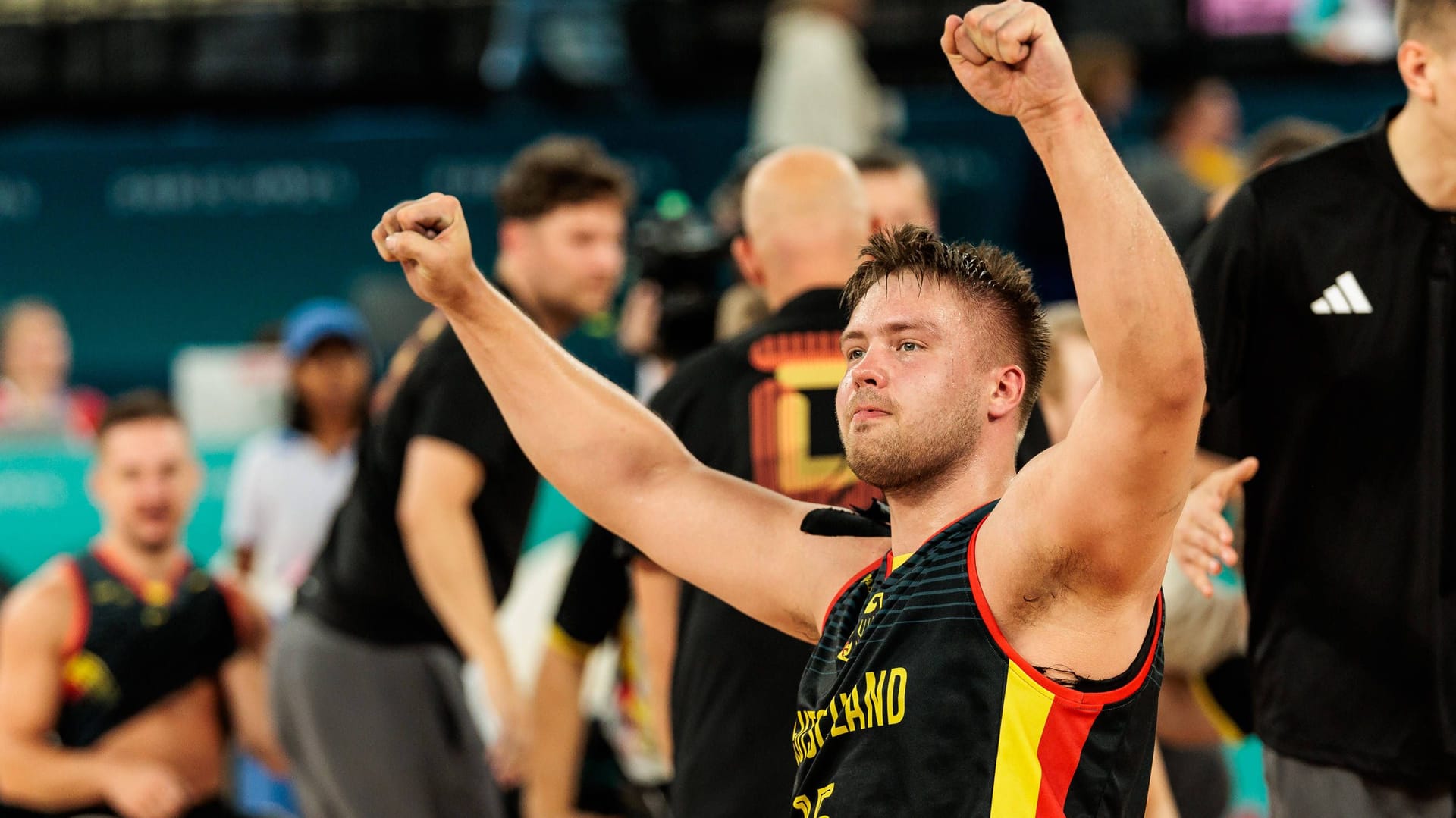 Deutschlands Rollstuhlbasketballer feiern den Sieg: Bei den Paralympics zählt das Team zu den Überraschungen.