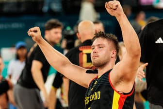 Deutschlands Rollstuhlbasketballer feiern den Sieg: Bei den Paralympics zählt das Team zu den Überraschungen.