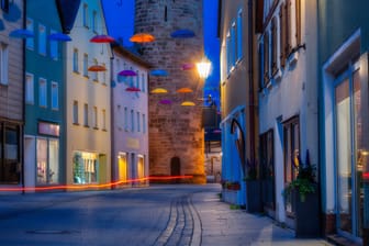 Gunzenhausen (Archivbild): Hier legte sich der Mann nach der Kirchweih nackt schlafen.