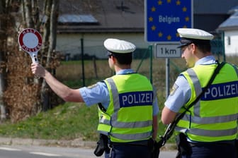 Bundespolizisten kontrollieren an der Grenze zu Belgien bei Monschau in der Eifel ein aus Belgien kommendes Auto: Solche Kontrollen werden ab Montag regelmäßig durchgeführt.