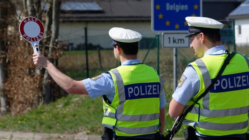 Bundespolizisten kontrollieren an der Grenze zu Belgien bei Monschau in der Eifel ein aus Belgien kommendes Auto: Solche Kontrollen werden ab Montag regelmäßig durchgeführt.