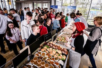 Schulessen (Symbolfoto): Bremen plant, die Ernährung in Schulen, Kitas und Kliniken bis 2025 auf 100 Prozent Bioqualität umzustellen.