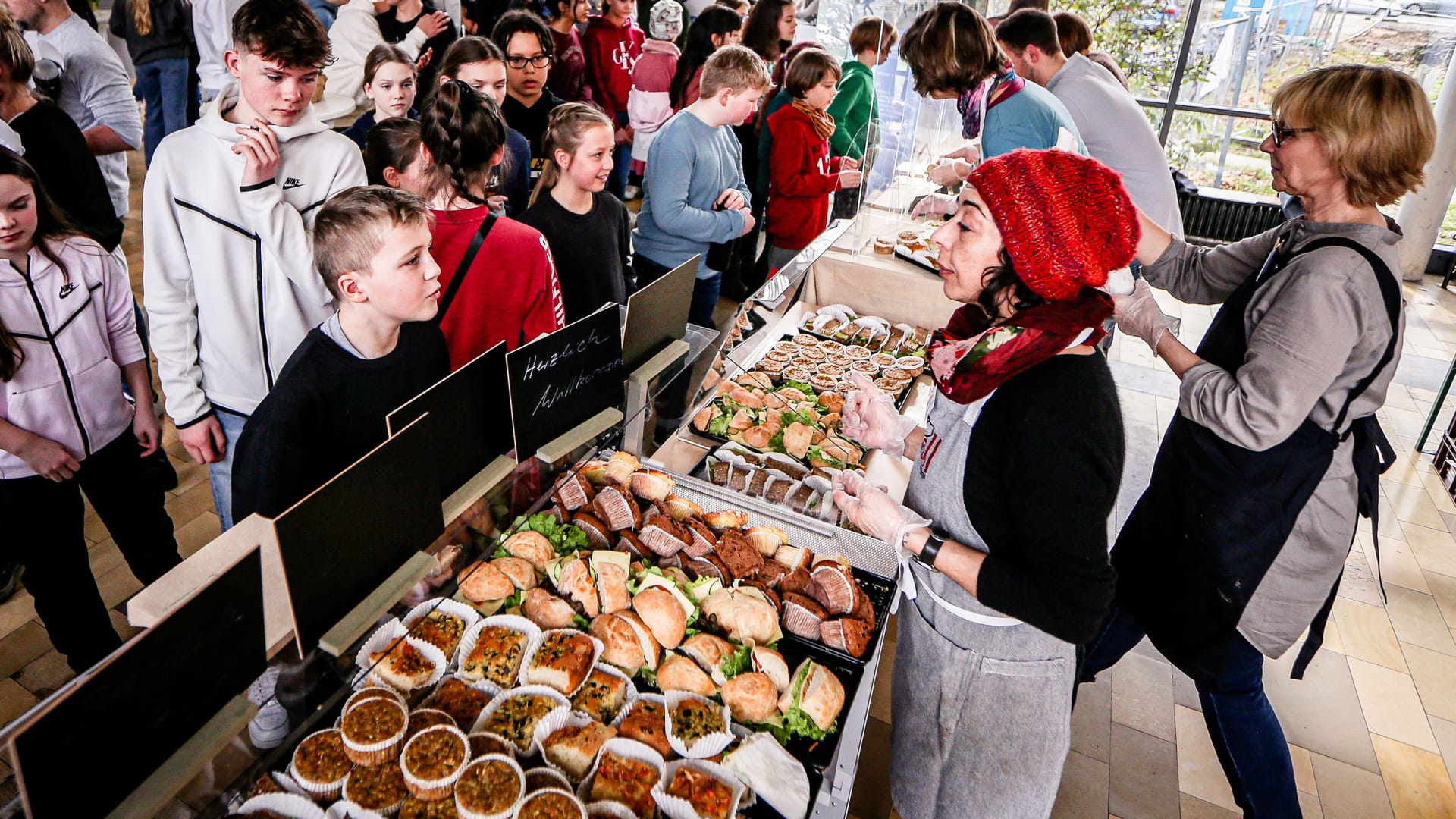 Schulessen (Symbolfoto): Bremen plant, die Ernährung in Schulen, Kitas und Kliniken bis 2025 auf 100 Prozent Bioqualität umzustellen.