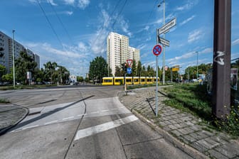 Eine Kreuzung zur Hauptstraße in Alt-Hohenschönhausen (Archivbild): Ein Mann hat mehrere Personen attackiert.