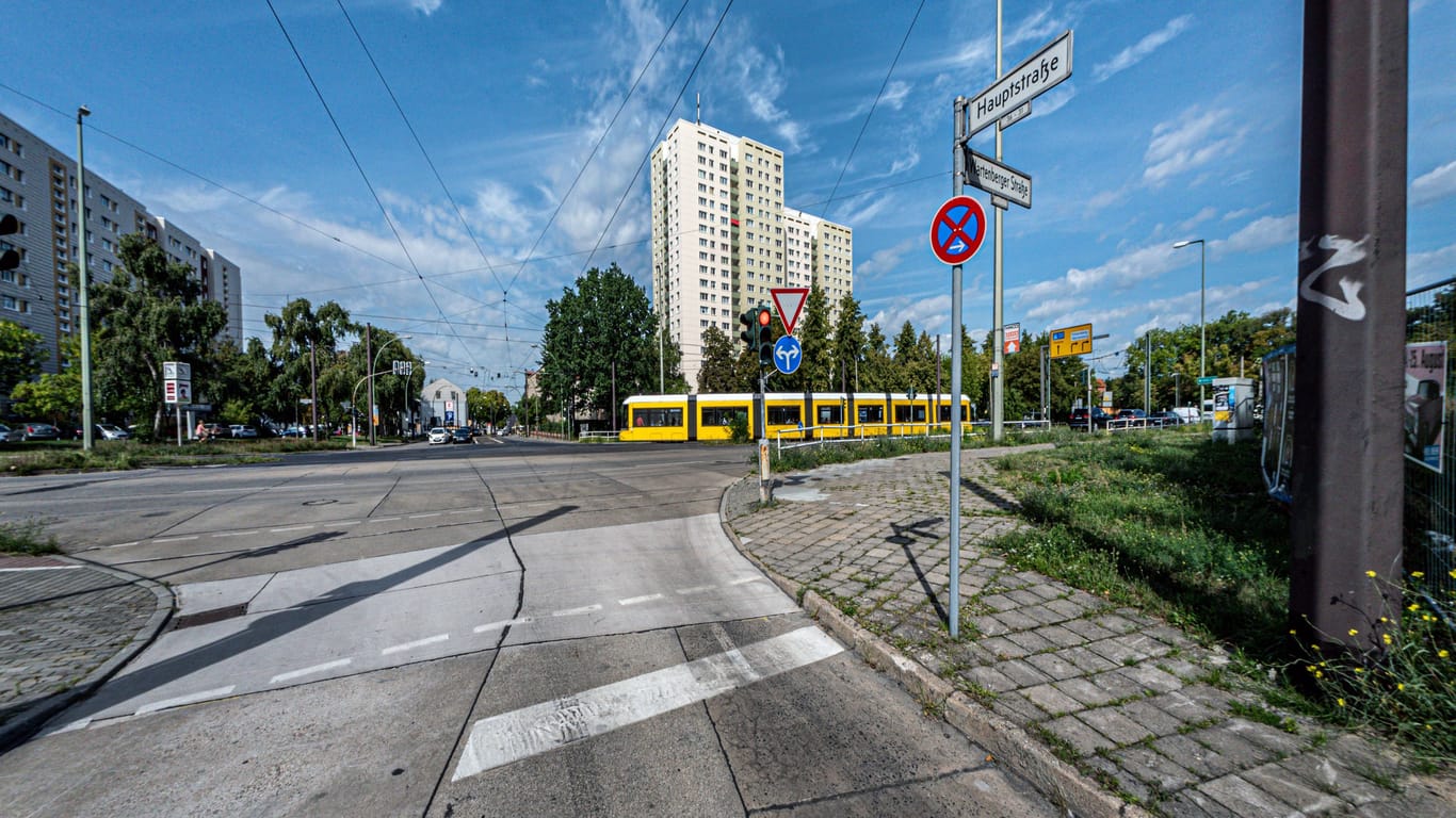 Eine Kreuzung zur Hauptstraße in Alt-Hohenschönhausen (Archivbild): Ein Mann hat mehrere Personen attackiert.