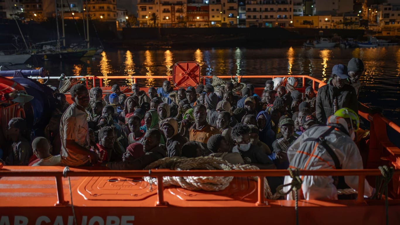 Mehr als 300 Migranten erreichen Hafen auf El Hierro