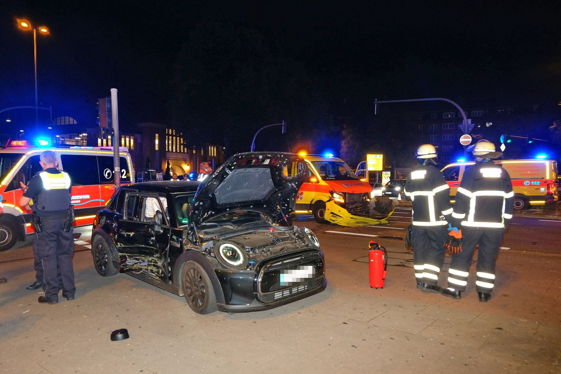 Bei einem Zusammenstoß zwischen einem Notarztwagen, einem Pkw und zwei Fußgängern werden sechs Menschen leicht verletzt.