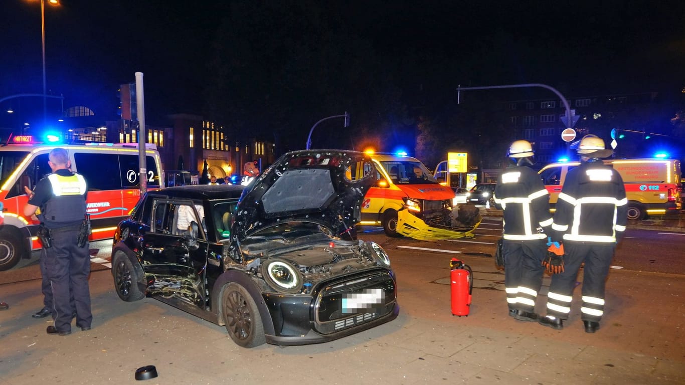 Bei einem Zusammenstoß zwischen einem Notarztwagen, einem Pkw und zwei Fußgängern werden sechs Menschen leicht verletzt.