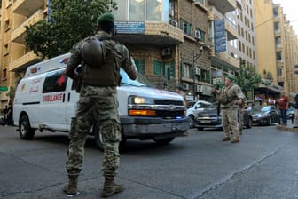 Beirut: Im Libanon explodieren zeitgleich Hunderte Funkempfänger. Die Hisbollah, die die Pager zur Kommunikation einsetzt, macht Israel für den Angriff verantwortlich.