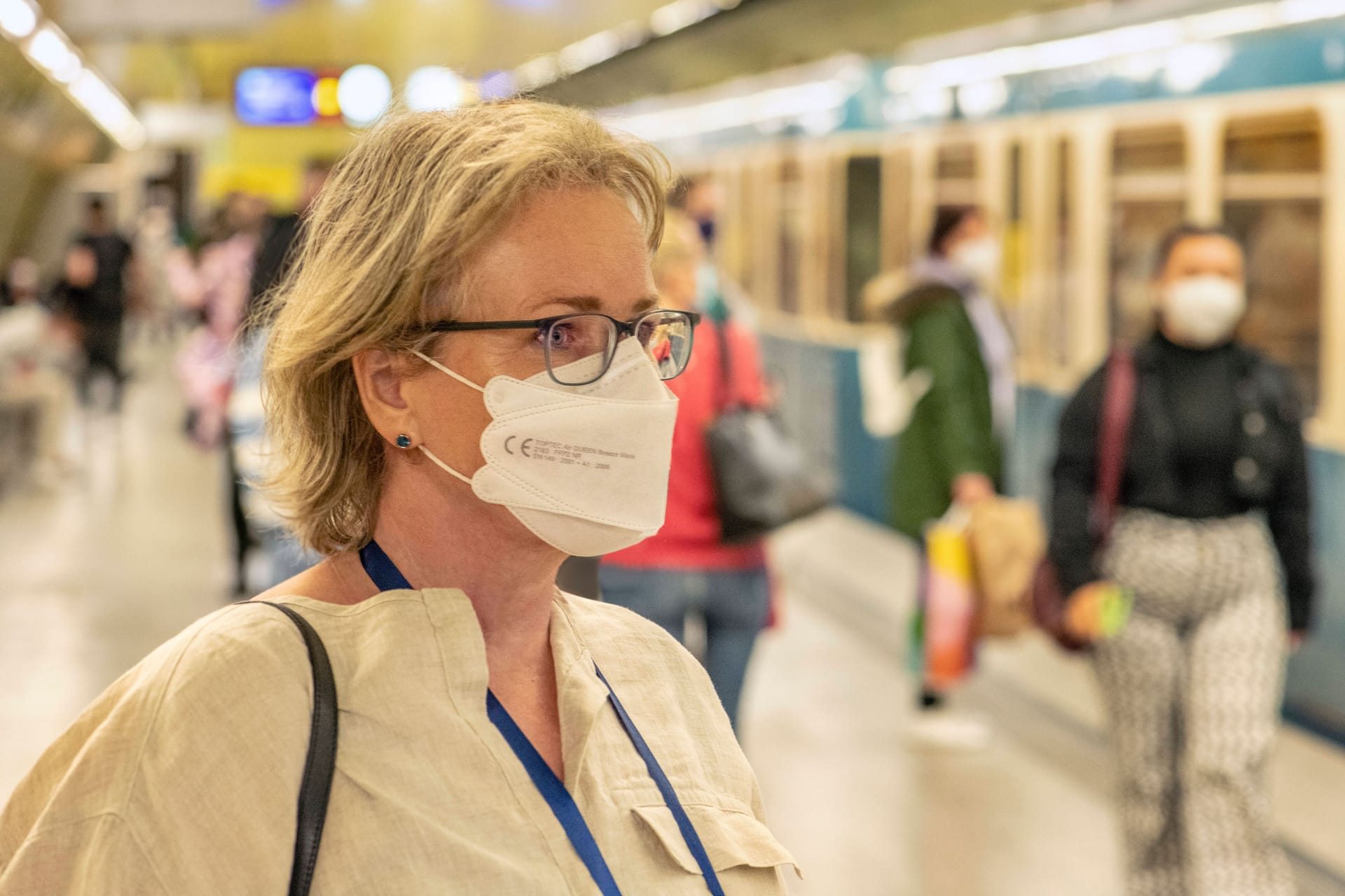 Eine Frau trägt eine Maske in der Münchner U-Bahn: Experten raten auch in der neuen Welle, diese zu tragen.