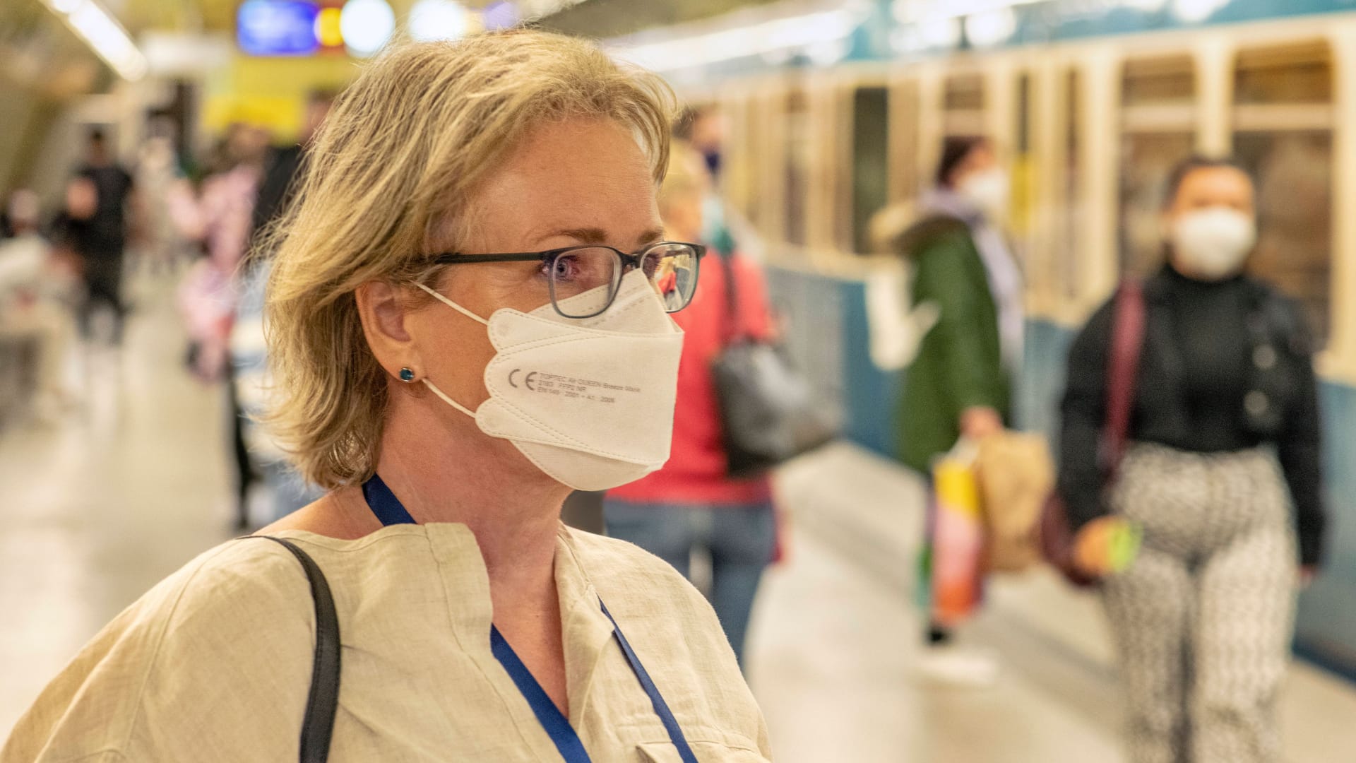 Eine Frau trägt eine Maske in der Münchner U-Bahn: Experten raten auch in der neuen Welle, diese zu tragen.