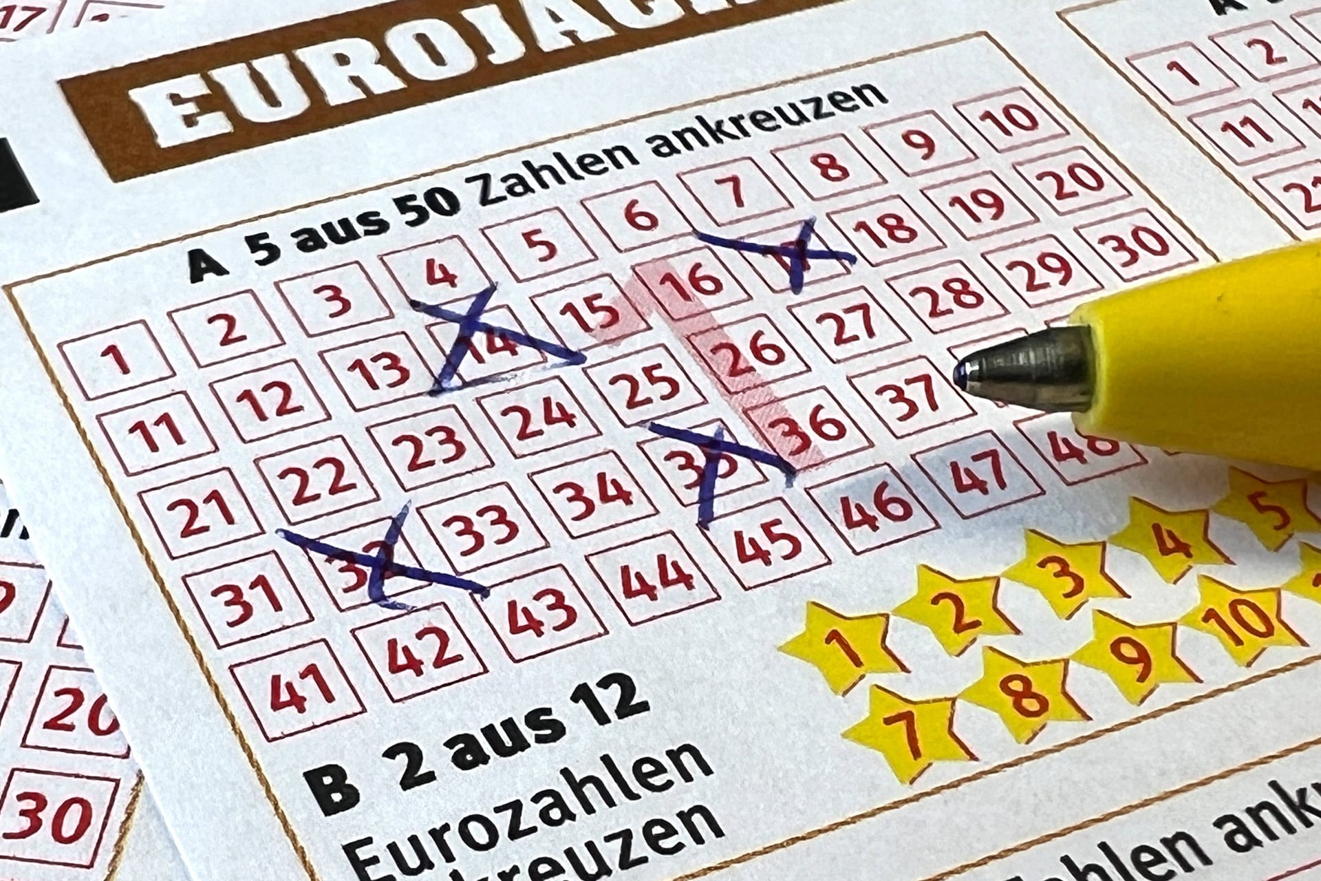 Ausgefüllte Zahlen auf dem Eurojackpot-Schein.