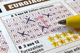 Ausgefüllte Zahlen auf dem Eurojackpot-Schein.