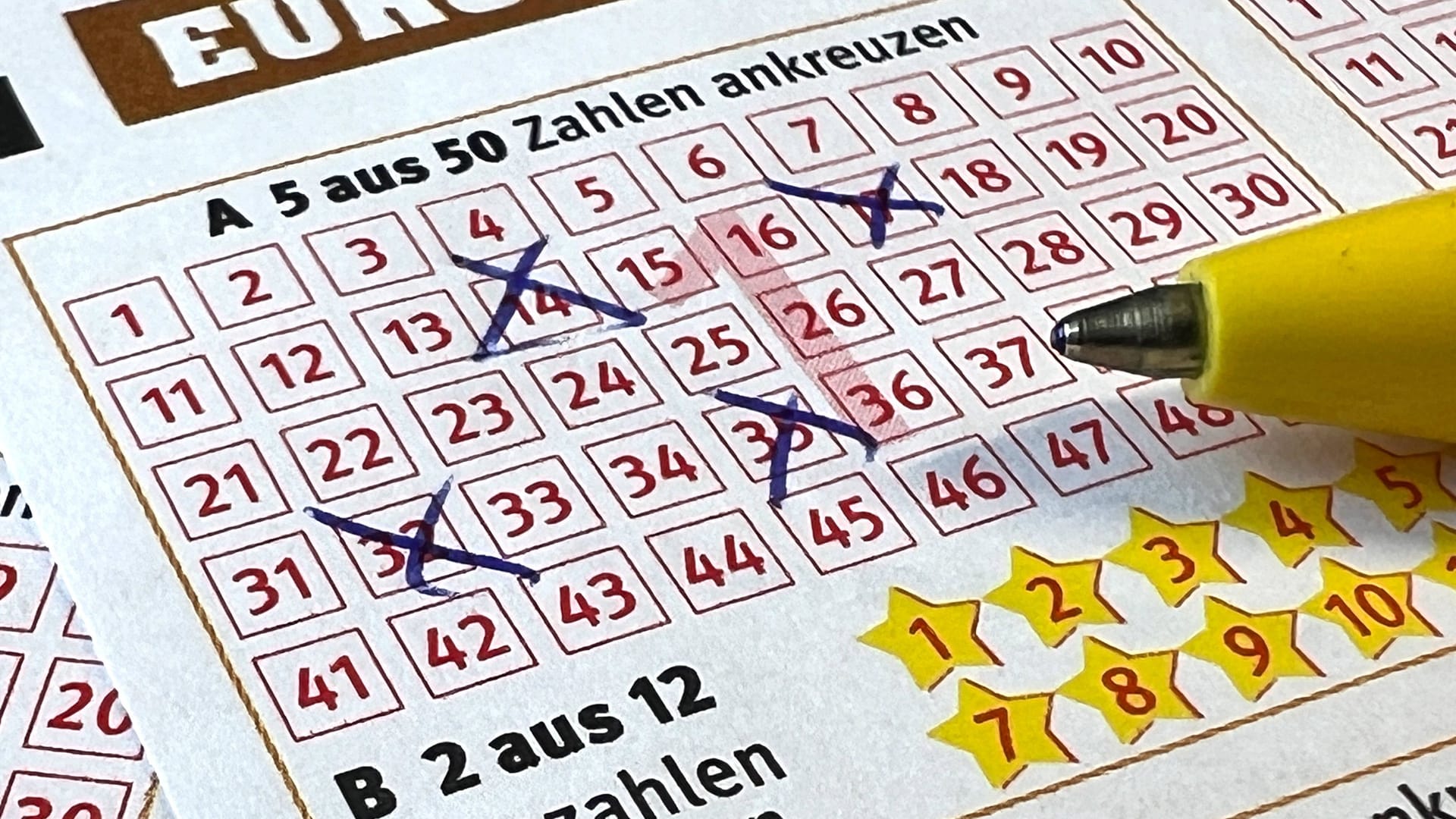 Ausgefüllte Zahlen auf dem Eurojackpot-Schein.