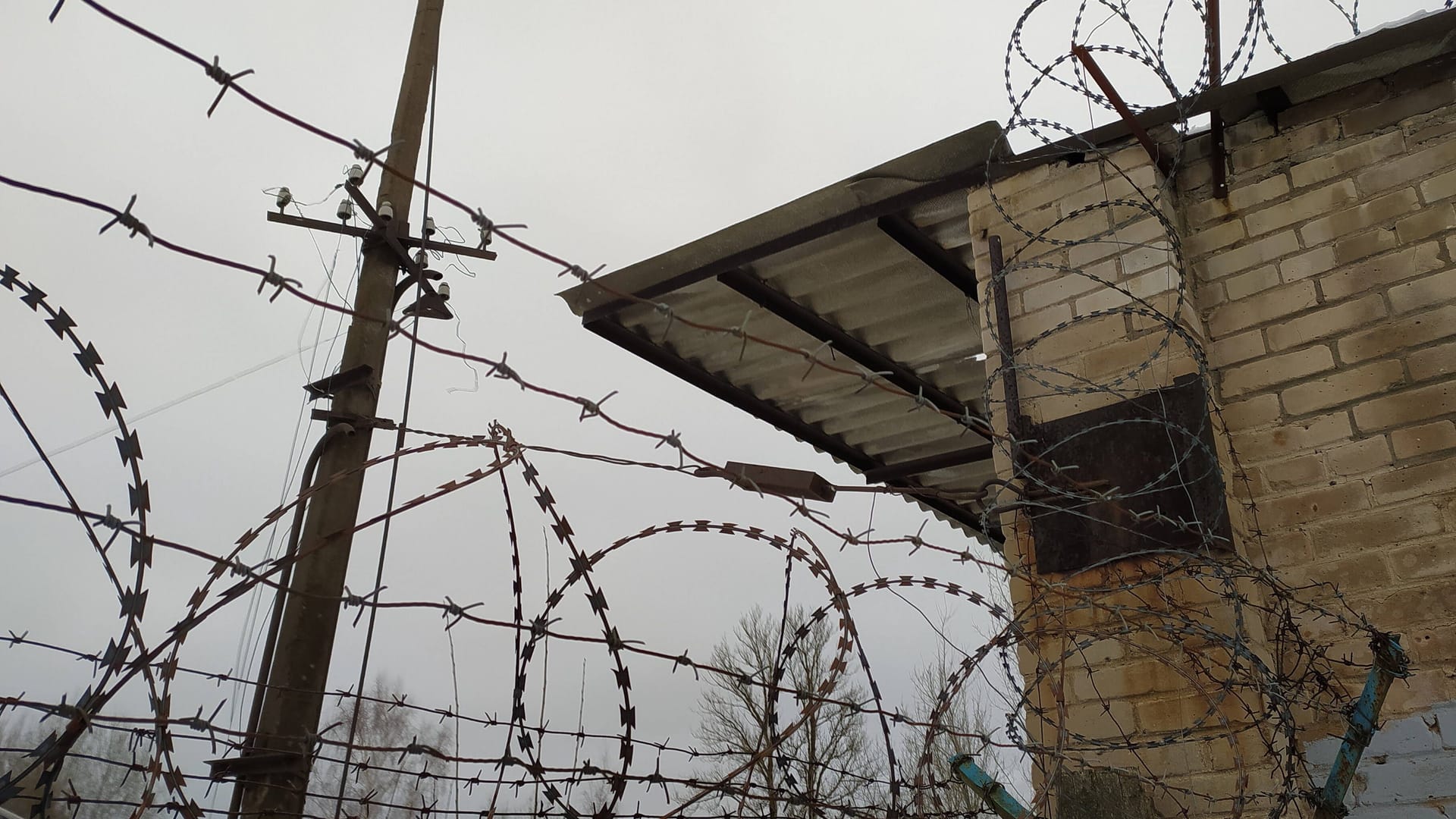 Gefängnismauer in Russland (Symbolbild): Ein in der gleichen Forschungsanstalt angestellter Wissenschaftler wurde ebenfalls verurteilt.