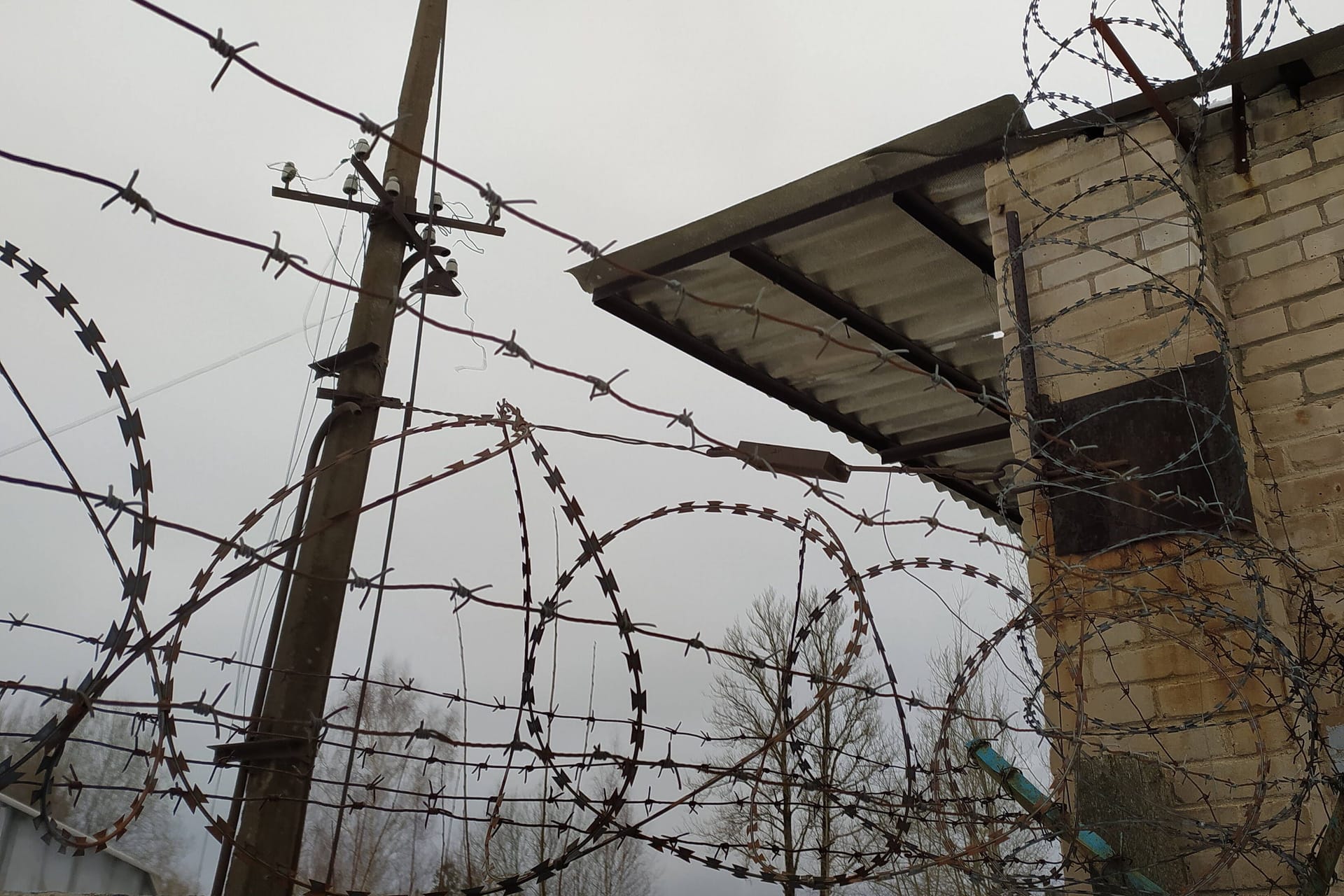 Gefängnismauer in Russland (Symbolbild): Ein in der gleichen Forschungsanstalt angestellter Wissenschaftler wurde ebenfalls verurteilt.