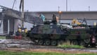 Ein Bergepanzer 3 der Bundeswehr, auch «Büffel» genannt, steht vor der eingestürzten Carolabrücke um im Fall eines Hochwassers Baumaschinen zu bergen.