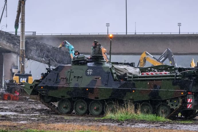 Ein Bergepanzer 3 der Bundeswehr, auch «Büffel» genannt, steht vor der eingestürzten Carolabrücke um im Fall eines Hochwassers Baumaschinen zu bergen.