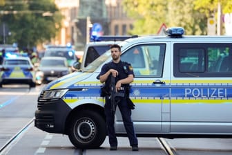 Ein Polizist der Münchner Polizei in der Nähe des Tatorts.