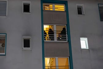 Spezialkräfte der Polizei haben am Dienstagmorgen ein Wohnhaus in Essen-Stoppenberg durchsucht. Die Hintergründe sind bislang noch unklar.