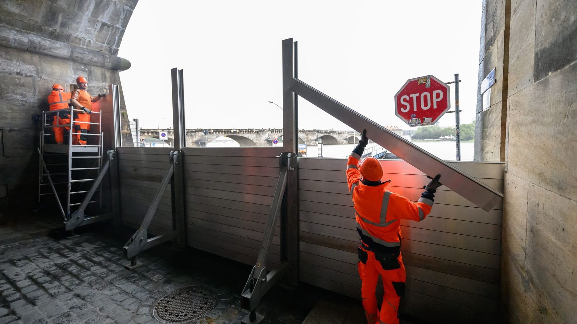 Am Sonntagabend sind in der Brühlschen Gasse Spundwände zum Schutz gegen das Hochwasser der Elbe aufgebaut worden.