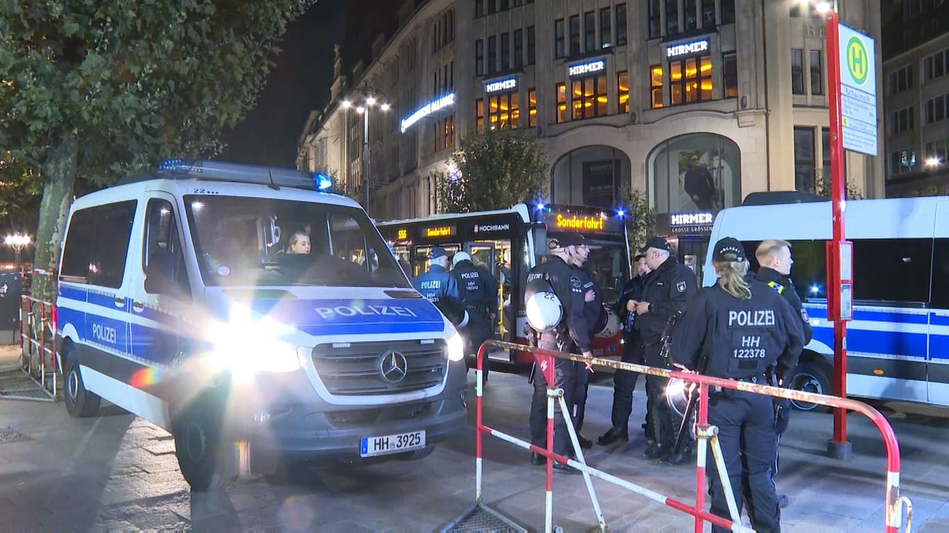 Die Hamburger Polizei stellt italienische Hooligans: Zahlreiche Personen hielten sich bewaffnet am Rathausmarkt auf.