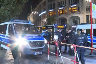 Die Hamburger Polizei stellt italienische Hooligans: Zahlreiche Personen hielten sich bewaffnet am Rathausmarkt auf.