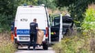 Polizeibeamte am Rande des Maisfeldes: Hier wurden vor einer Woche zwei vergrabene männliche Leichen gefunden.