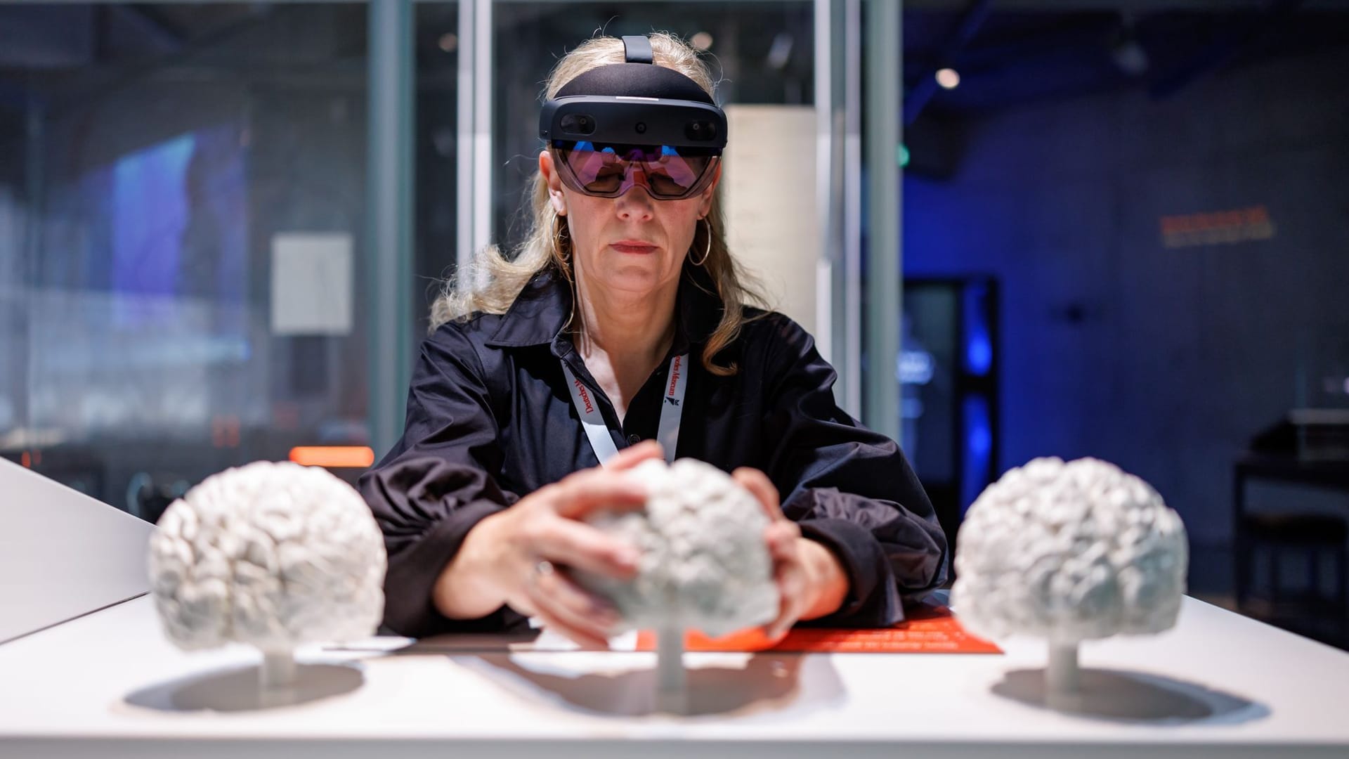 Susanne Wissen, stellvertretenden Leiterin vom Deutschen Museum Nürnberg, präsentiert eine Station der sogenannten HoloTour für blinde und sehbehinderte Menschen im Museum.