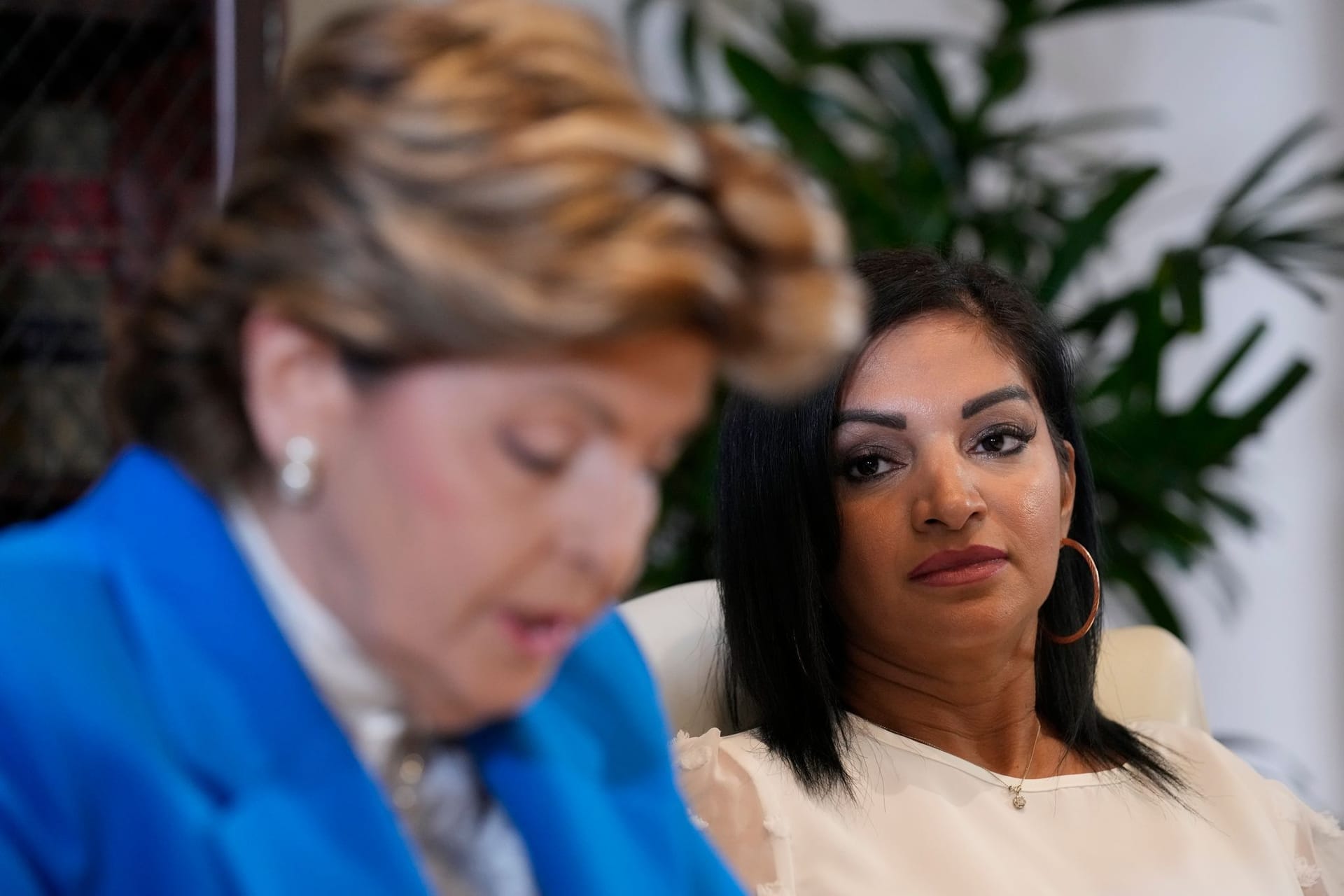 Anwältin Gloria Allred, links, und Thalia Graves bei einer Pressekonferenz in Los Angeles.