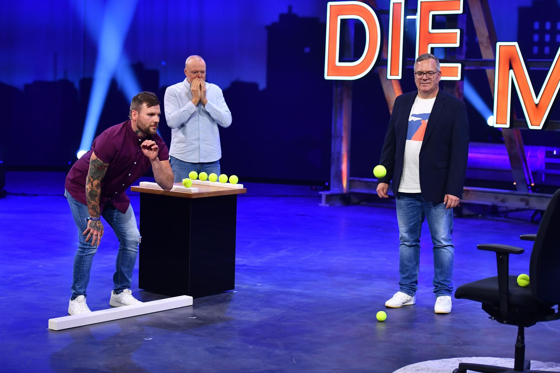 Schicksal besiegelt: Oliver Buse wirft nicht so gut Tennisbälle auf einen Bürostuhl wie Stefan Raab – und muss die Show mit 1.000 Euro verlassen.