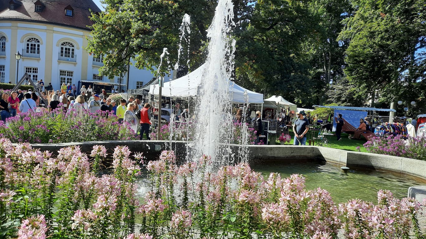 Spätblüher im Kurpark von Bad Tölz (Archivbild): So schön kann ein Bummel über den Herbstzauber sein.